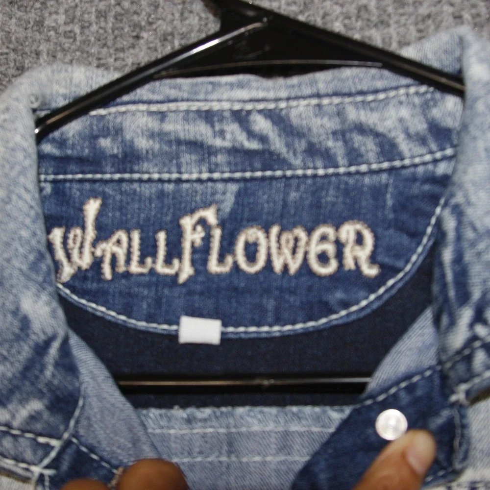 Wall Flower Girls Denim Jacket Blue Wash Distressed Cropped‎ Size M